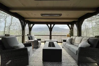 Image de Cabine confortable pour les chiens avec belle vue sur la montagne et feu de camp