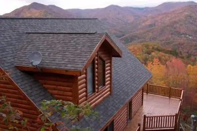 Image de \"Over the Edge\" Cabane en rondins de luxe avec une vue imprenable