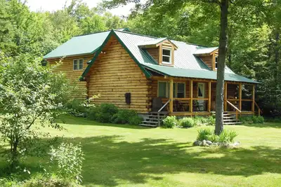 Image de Cabane en rondins unique dans un cadre privé de White Mountain avec des vues spectaculaires