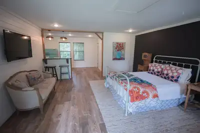 Image de Cottage détaché dans un quartier boisé rural.