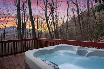 Image de Fernbrook Treehouse - Cozy, Clean, Hot Tub, WiFi, Central Heat & Air, A + Avis