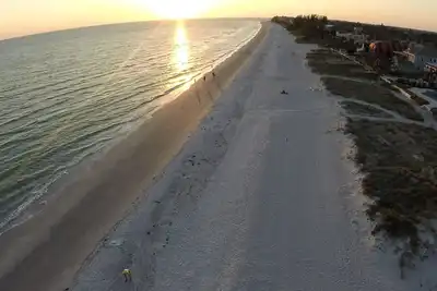 Image de Vente Penthouse Mtw 99 Nt. Sunsets, 2 Blocks 2 Ville, mi plage privée, chaise