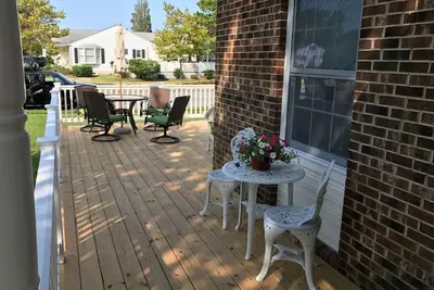 Image de Belle propriété d'angle avec une ambiance de plage confortable.