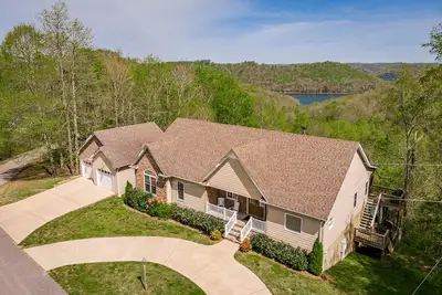 Image de Amazing Lake House avec toutes les commodités imaginables avec de superbes vues sur le lac.