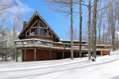 Image de Belle maison contemporaine offre confort et commodité à chaque saison.