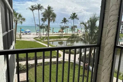 Image de Pointe Santo E22: Vues époustouflantes sur le golfe, salles de bains rénovées et excellent emplacement!