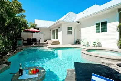 Image de C'est mon rêve - piscine privée chauffée, à 2 minutes à pied de la plage! Animaux acceptés