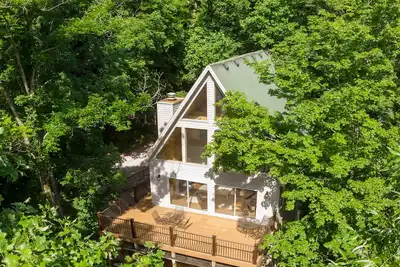 Image de Grand Cozy lac moderne Voir maison avec toutes les commodités Vos besoins de la famille