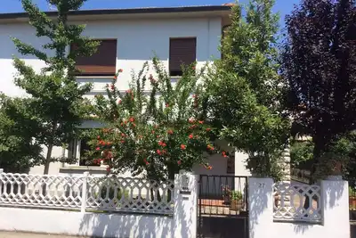 Image de Appartement ensoleillé dans un quartier résidentiel, non loin du centre historique