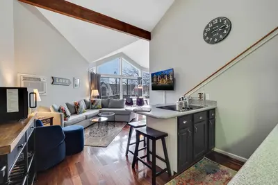 Image de Pourquoi louer une chambre alors que vous pouvez séjourner dans une suite du centre-ville de Charlevoix?