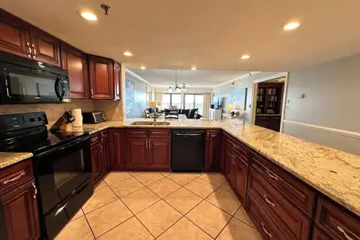 Image de \"Breakers East\" ~ Gulf Front 2br / 2ba ~ Cuisine rénovée / Bains ~ Bch Setup Inclus