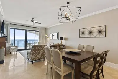 Image de Condo de luxe au 3ème étage face à la plage! Nouveaux meubles! Grande piscine complexe!