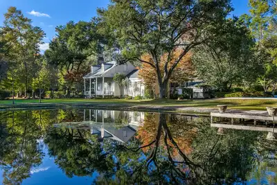 Image de Le jardin secret est situé à Covington, en Louisiane. Vraiment unique en son genre!