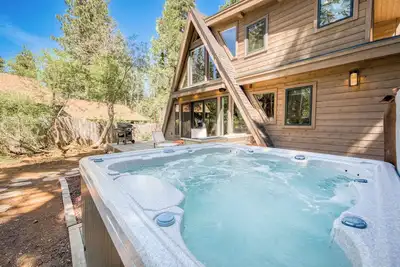 Image de Sugar Pine - Contemporain 3 Br West Cabin w / Nouveau Hot Tub!