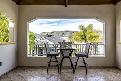 Image de Salon haut de gamme au centre-ville Avila Beach