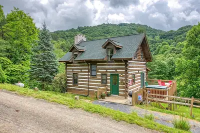 Image de Cabane historique de 3 chambres avec vues élégantes, étang, bain à remous et accès pavé