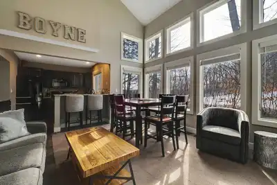 Image de 3br Slopeside Disciples Village Condo - Incroyable Ski In / Ski Out sur Boyneland!