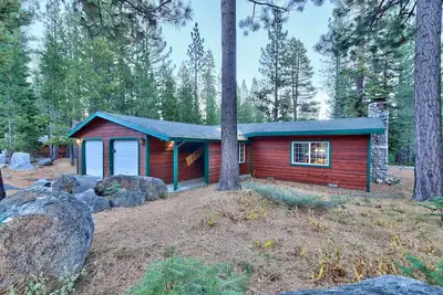 La cabane Tahoe à un étage de Bear's Den avec 3 chambres, 2 salles de bains, bain à remous