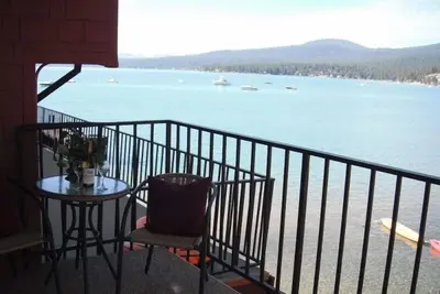Image de Condo au bord du lac, superbes vues, 2 chambres / 1. 5 salles de bain, slps 6