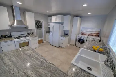 Image de 3b / 2bth, bordée d'arbres rue!