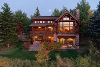 Image de Cabane en rondins de luxe avec 5 chambres à coucher - Réaménagement et nouveau bain à remous!