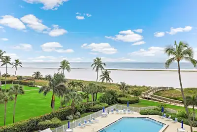 Image de Cozy condo en bord de mer w / piscine chauffée et vue panoramique sur l'océan