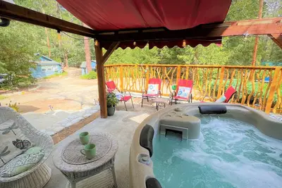 Image de Original 1927 Dairy Manor, charmant, 3 chambres, 2 salles de bain, à pied de la ville