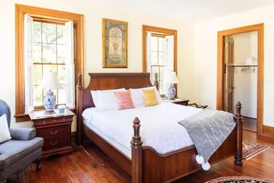 Restez avec Lucky Savannah: Bird Baldwin House avec parking privé et lit King
