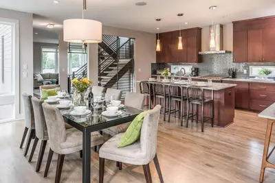 Image de Maison de luxe contemporaine et propre, terrasse sur le toit pour une promenade divertissante jusqu'à la vie nocturne!