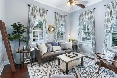 Image de Restez avec Lucky Savannah: 2bd / 2. 5ba avec charme historique et commodités modernes