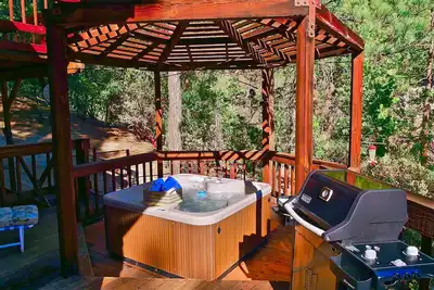 Image de Isolé \"On The Rocks\" avec un Hot Tub & Seasonal Creek