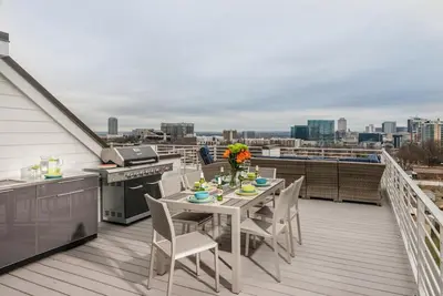 Image de Deck sur le toit «Nashview» avec vue sur la ville - Emplacement, emplacement, emplacement!