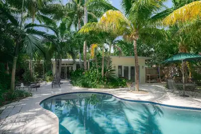 Image de Luxuriant! Piscine d'eau salée - Cls to Beach! Promotions D'Ete