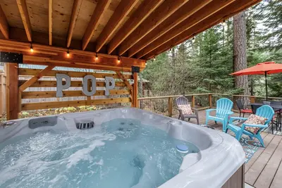 Image de Confortable! Confortable! Confortable! Petite cabane en rondins avec WiFi, bain Ă remous et Fido Friendly