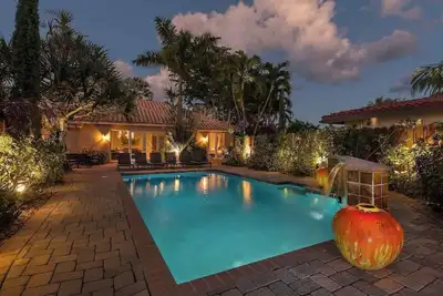 Image de Oasis privée, piscine avec cascade sur l'eau. Poissons du quai.