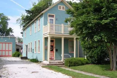 Image de Entièrement restauré et nouvellement meublé 1886 Beach Cottage à proximité des commerces du centre-ville