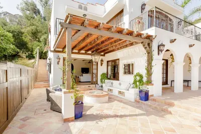 Image de Superbe villa / duplex privé de designer au sommet d'Hollywood Hills.