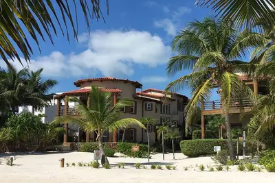 Image de Immense villa en bord de mer, vue imprenable, bassin profond. Voiturette de golf gratuite *