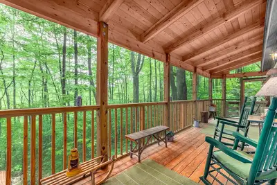 Image de Smoky Mountain Treehouse - Confortable, propre, bain Ă remous, WiFi, chauffage central / air, Critiques