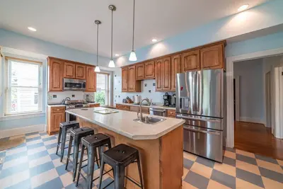 Image de \"Classiquement actuelle\" - belle maison sur parc et 4 pâtés de maisons de la plage!