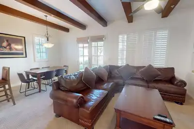 Image de Une unité en bas de deux chambres conforme aux normes Ada en bas de la piscine à côté de la piscine!
