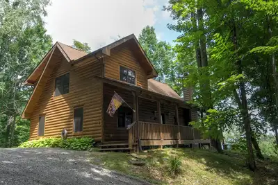 Image de 4 Bed 3 Ba Log, bain à remous, salle de jeux et une vue imprenable: Nouvellement acc��s pavé