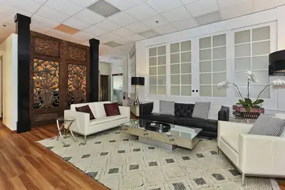 Image de Rare beauté de 3 chambres dans le centre de Waikiki! Grands Services! Sans frais de séjour!