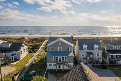 Image de Oceanfront Cottage Animaux acceptés traditionnelle avec WiFi!