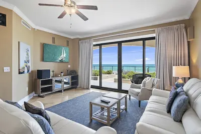 Image de Villa Coyaba 104 ~ Luxury Gulf Front First Floor! Service de chaise de plage!