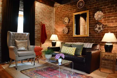 Image de Stay with Lucky Savannah: Belle maison de calèche, rénovée avec un décor moderne