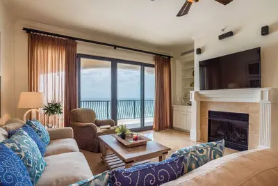 Image de Top Floor Condo Golfe avant! Large Pool! Récemment rénové!