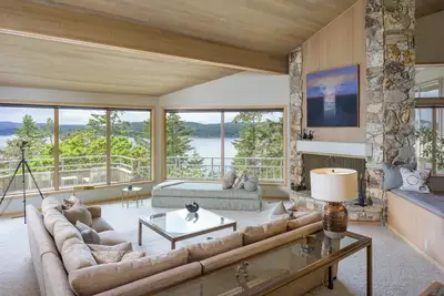 Image de Spacieux et privé Waterfront contemporain avec bain à remous, couchers de soleil. Près Ferry!