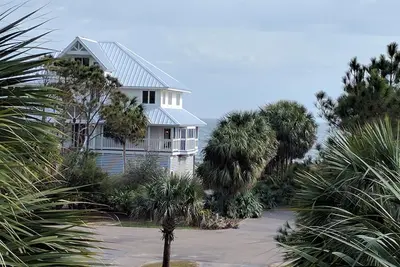 Image de April and May Special: Check It! 18-25, 25-2! Across Street from Private Beach!