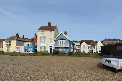Image de plage de luxe avant de la propriété avec vue imprenable sur la mer.